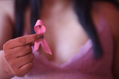 Advierten sobre falsas campañas de cáncer de mama que piden fotos de senos