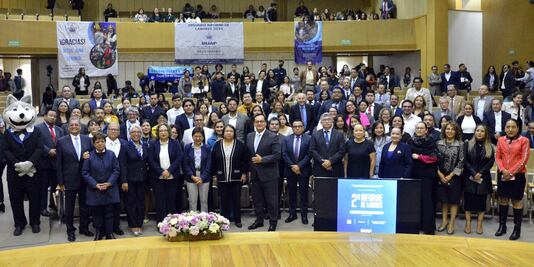 Egresados de Derecho abonan a una cultura de paz y a una sociedad más justa