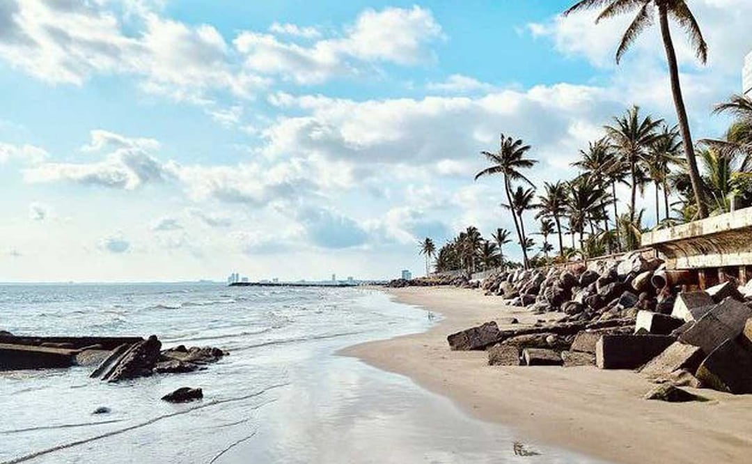 La playa de Mocambo, en Veracruz, es una de las mejores opciones para viajar sin alejarte mucho de Puebla | Foto: Especial