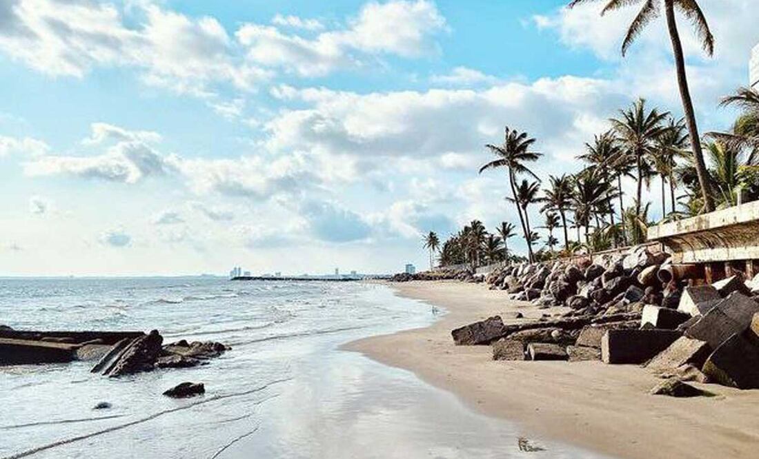 La playa de Mocambo, en Veracruz, es una de las mejores opciones para viajar sin alejarte mucho de Puebla | Foto: Especial