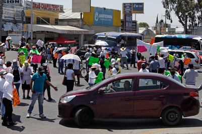Comerciantes del mercado Amalucan bloquean carretera federal a Tehuacán en protesta por obras de remodelación