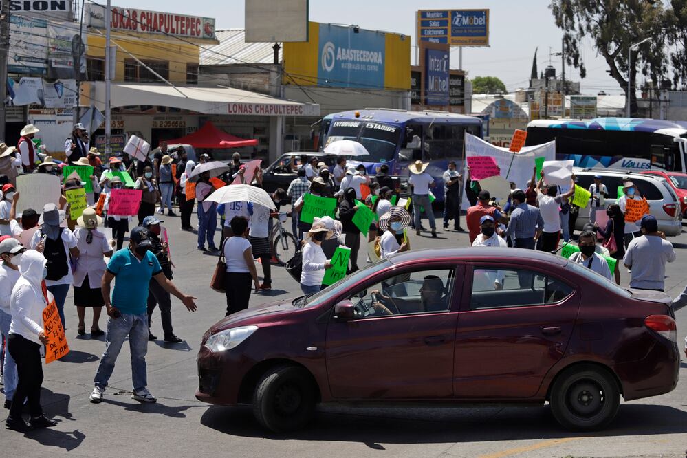 Comerciantes del mercado Amalucan bloquean carretera federal a Tehuacán en protesta por obras de remodelación