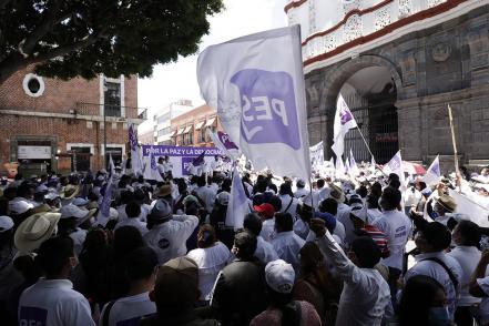 Como si no hubiera Covid, marchan cientos con el PES en Puebla