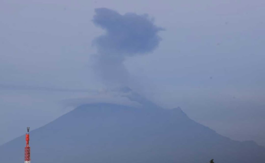 La ceniza ha cubierto coches, azoteas y patios | foto: agencia Es Imagen para El Universal Puebla