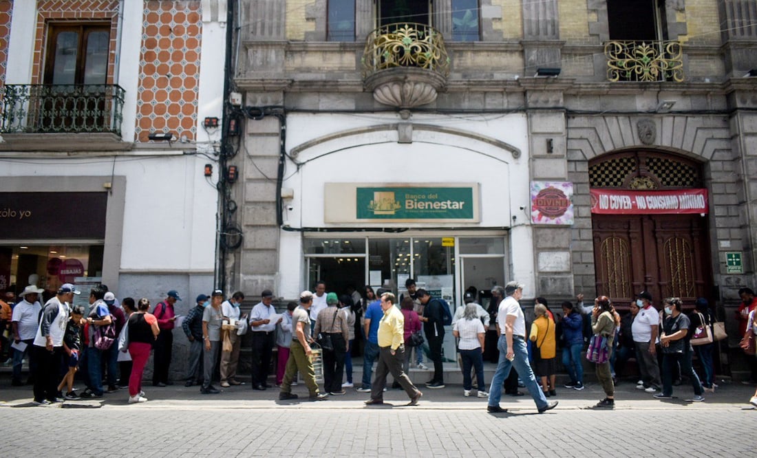 Este viernes hay una larga fila en la sucursal del Banco del Bienestar ubicada en avenida Reforma | Foto: Esimagen