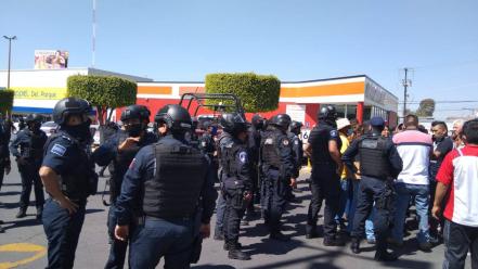 Balacera en el mercado Hidalgo. Se agarran polis y ambulantes