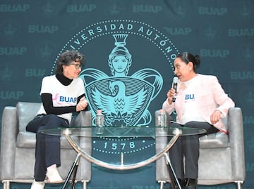 Patricia Reyes Spíndola presentó la charla “La vuelta da muchas vidas” en la BUAP