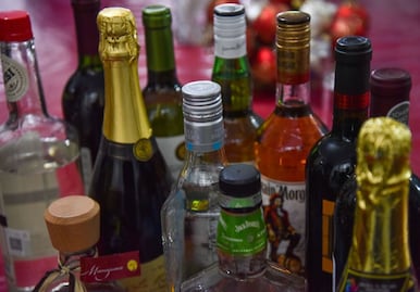 ¿Cuáles son los principales síntomas de beber alcohol adulterado?