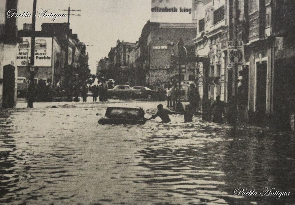 Puebla Antigua compartió esta imagen del Bulevar 5 de Mayo inundado en 1973 | Twitter Puebla Antigua