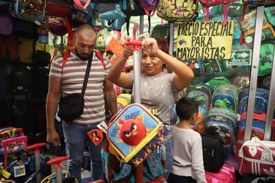 Padres de familia recurren a empeños, préstamos y trueques, por regreso a clases