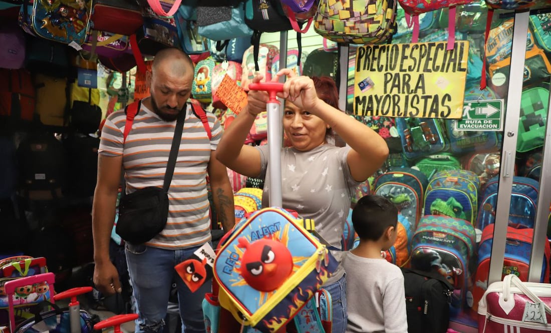 Padres de familia se preparan para el regreso a clases | Agencia Es Imagen para El Universal Puebla