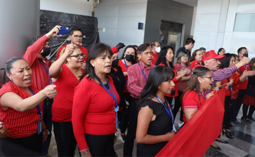 Trabajadores se manifestaron por mejores prestaciones laborales a las afueras de la oficina de la presidencia del Poder Judicial. | Foto: Agencia Es Imagen para El Universal Puebla