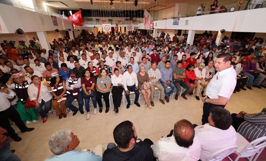 El candidato Alejandro Armenta presentó una agenda de trabajo conjunta con transportistas | Foto: Especial