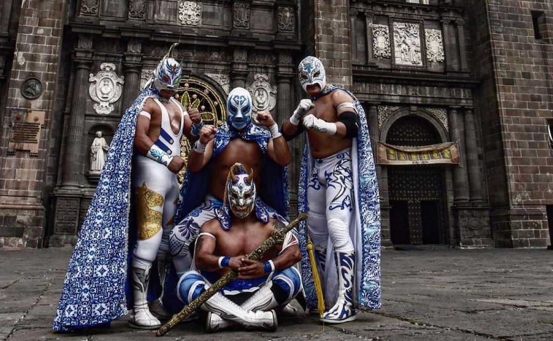 Pie de foto: Los luchadores Stigma, Guerrero Maya, Rey Samuray y Pegasso posaron frente a la Catedral de Puebla | Foto: Instagram reysamurayoficial_cmll