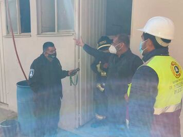 Evacúan a 440 alumnos por olor a gasolina en el drenaje de El Salvador