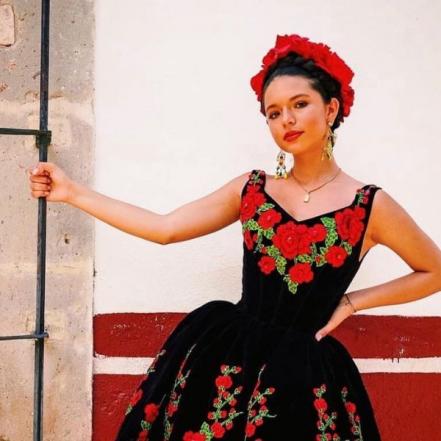 Ángela Aguilar, de china poblana y talavera. Sus vestidos que evocan a Puebla