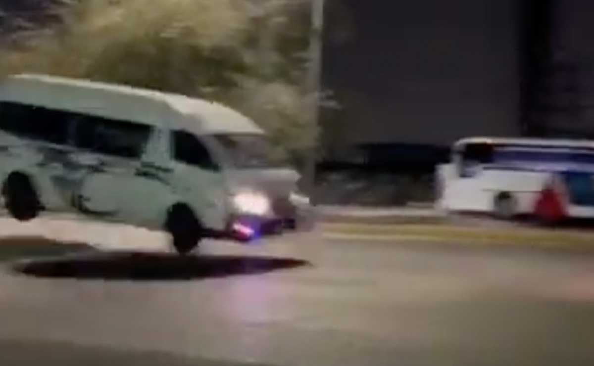 Los vehículos han volado con este enorme paso peatonal que carecía de señalética | Foto: Captura de Pantalla