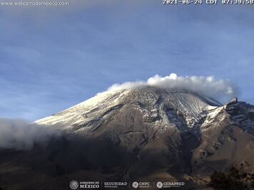 Volcán Popocatépetl se descubre nuevamente con su cráter nevado