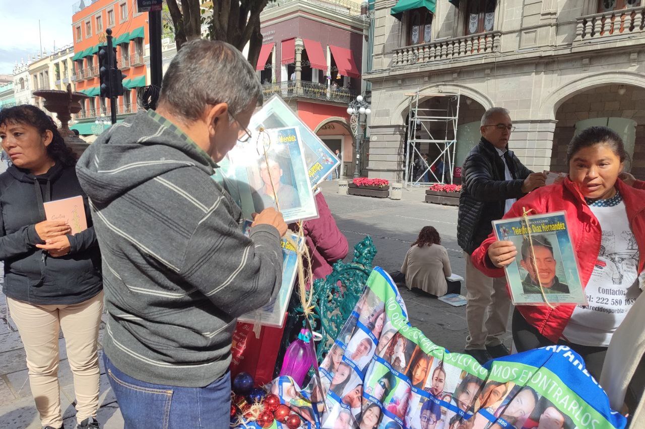 Miembros del colectivo Voz de los Desaparecidos retiró las fotos de sus familiares | Agencia Es Imagen para El Universal Puebla