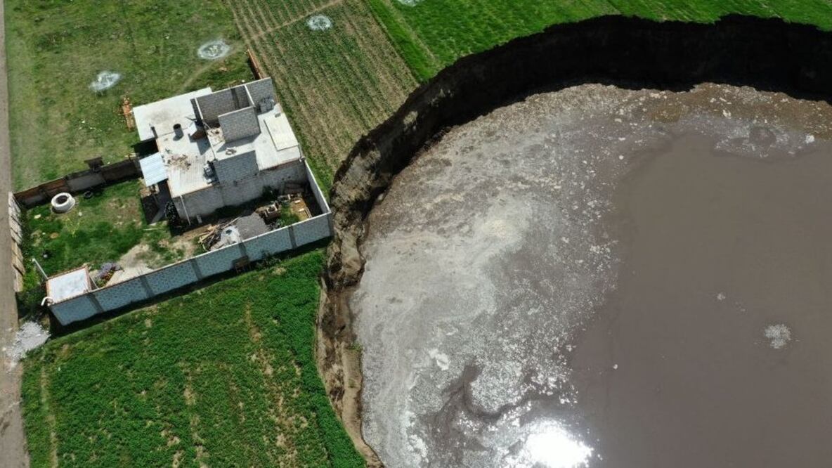 Socavón de Puebla antes de que se 'tragara' la casa que se encontraba en la zona de riesgo / Foto: Archivo El Universal