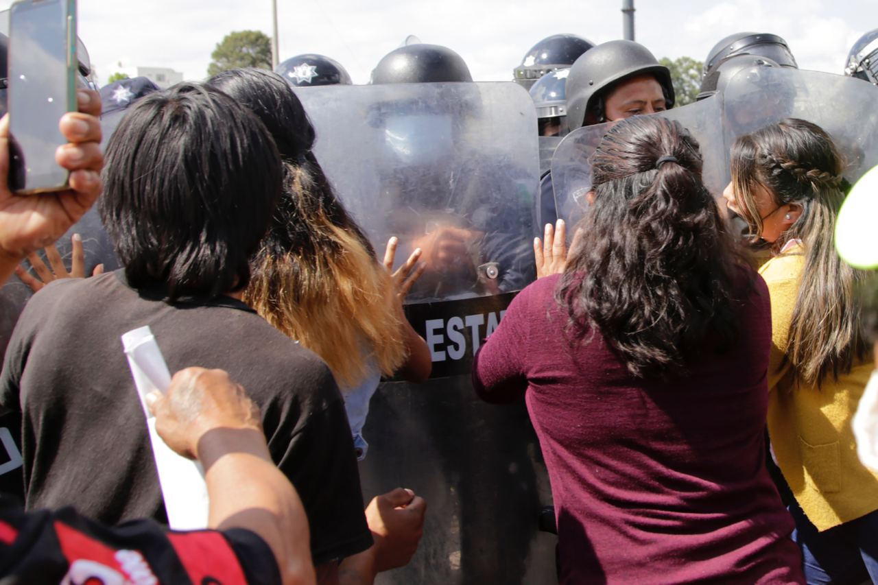 POLICÍAS VS POBLADORES