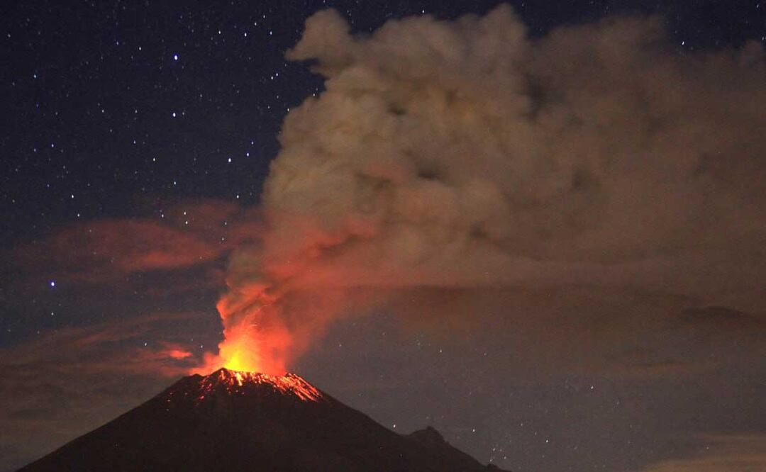 La ciudadanía se ha cuestionado en los últimos días si la constante actividad del volcán Popocatépetl culminará en que haga erupción | Foto: Agencia Es Imagen para El Universal Puebla