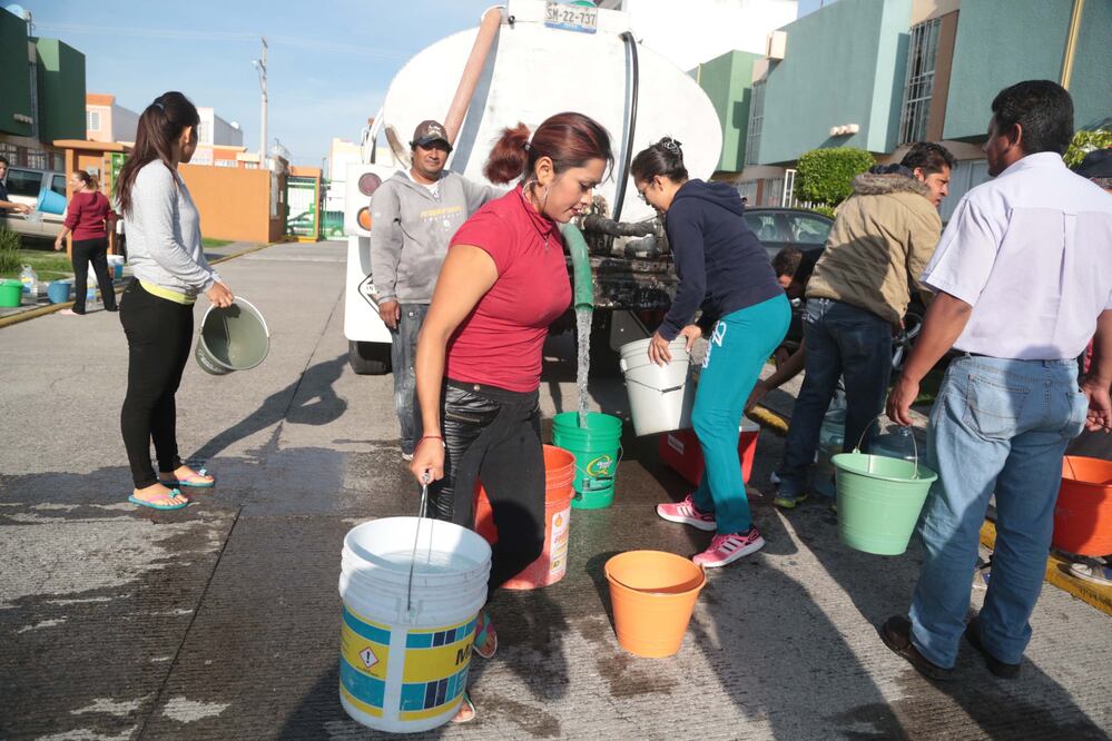 Ante la sequía y escasez de agua, los poblanos recurren a las pipas / Foto: EsImagen