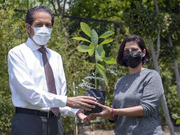 BUAP entrega 850 especies del programa Adopta un Árbol