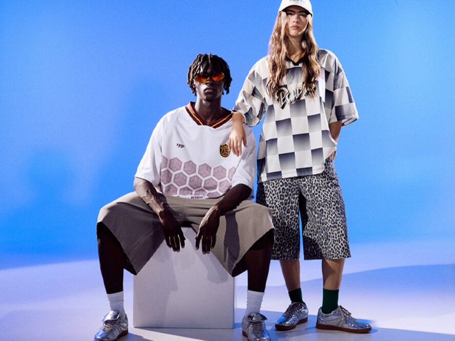 La tendencia Bloke Core comenzó a ganar popularidad a finales de 2021, cuando el tiktoker Brandon Huntley viralizó este estilo al combinar camisetas de fútbol vintage con elementos de la moda urbana.

Foto: Producción El Universal Puebla