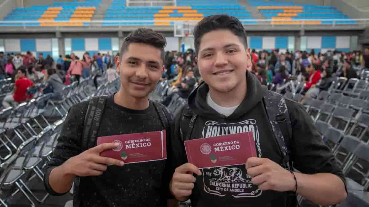 Para los becarios que han sido informados a través de dicho Buscador que recibirán su beca mediante depósito en una tarjeta del Banco del Bienestar, los pagos se efectuarán después de que el banco confirme a la Coordinación Nacional que la tarjeta ha sido entregada.

Foto: Producción El Universal Puebla