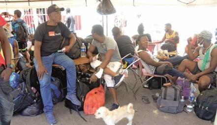"En apoyo a nuestros hermanos": Taquería de Monterrey da trabajo a migrantes haitianos y se hace viral