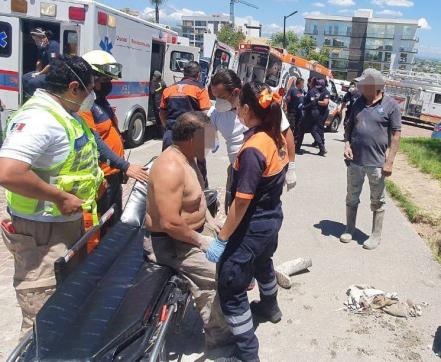 Rescatan a tres albañiles tras derrumbe en Lomas de Angelópolis