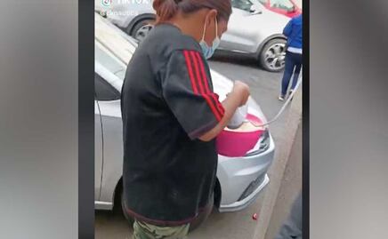 Poblana conecta su batidora en el alumbrado público