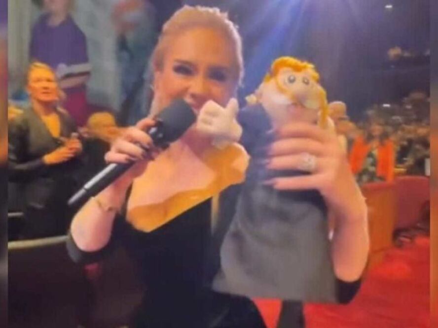 CINIA invitó a Adele a conocer la fábrica donde se produce el famoso peluche del Dr. Simi | CAPTURA DE PANTALLA