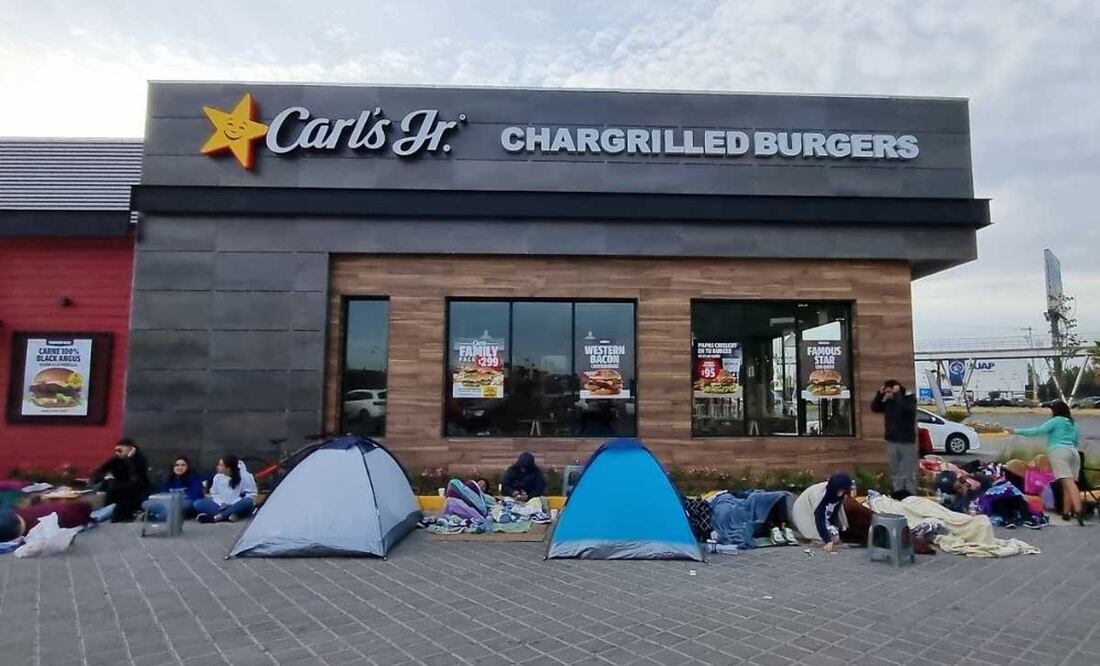 Poblanos han acampado para obtener una promoción de hamburguesas | foto: agencia Es Imagen para El Universal Puebla