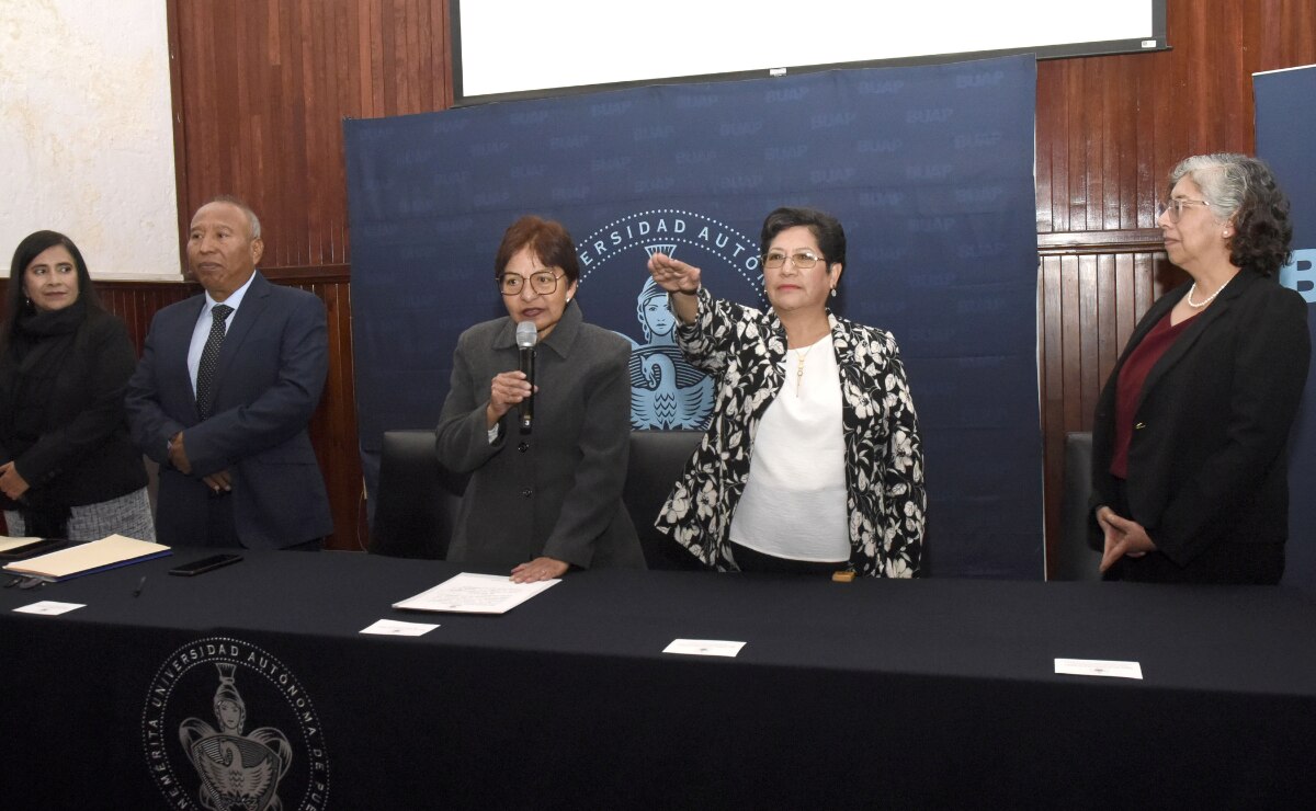 Rectora de la BUAP toma protesta a nueva directora de la Facultad de Lenguas