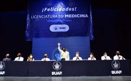 Lilia Cedillo preside ceremonias de graduaciones de las licenciaturas en Criminología y Medicina