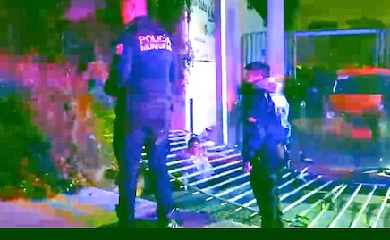 Cosas de borrachos. Hombre intenta brincar una reja y termina aplastado