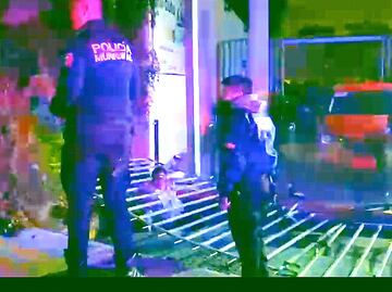 Cosas de borrachos. Hombre intenta brincar una reja y termina aplastado