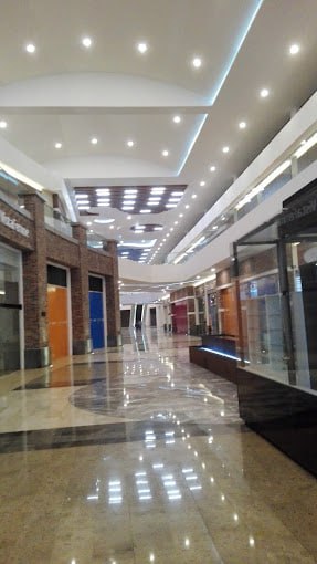 Plaza Las Torres es un centro comercial bastante desolado | Foto: Google / Daniel Barrios