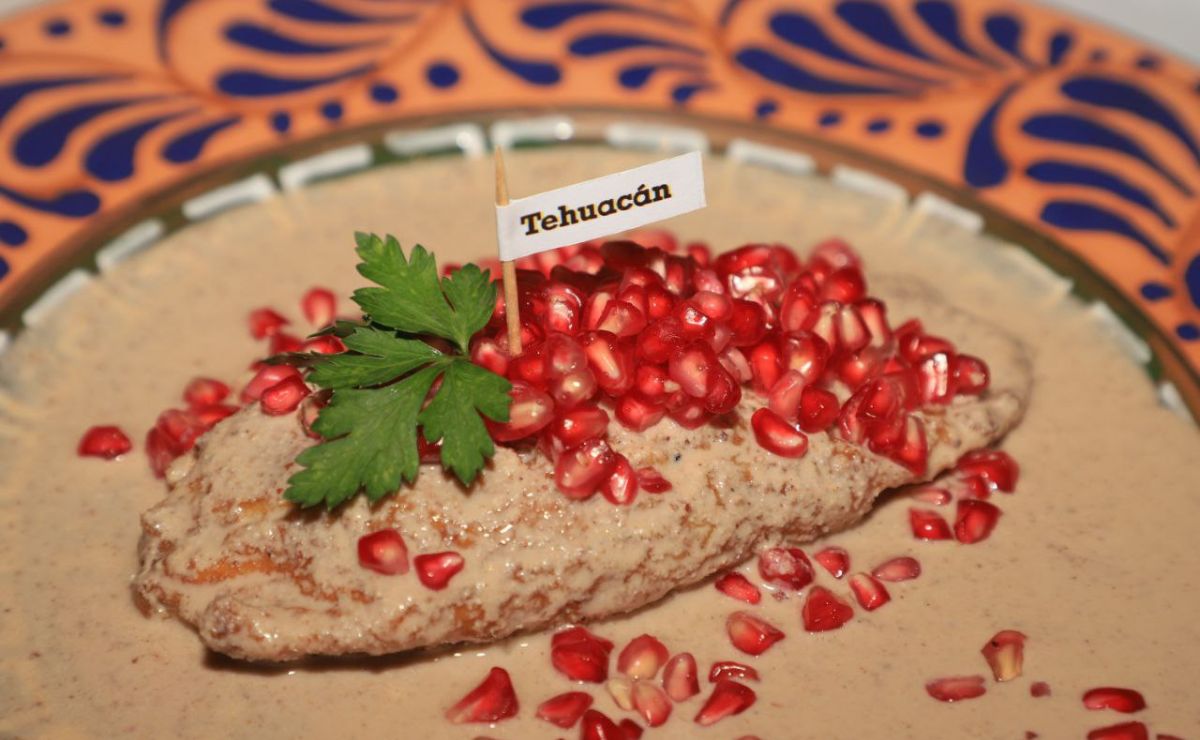 Probar un chile en nogada con el rico miahuateco es una experiencia que debes vivir | Foto: Agencia Es Imagen para El Universal Puebla