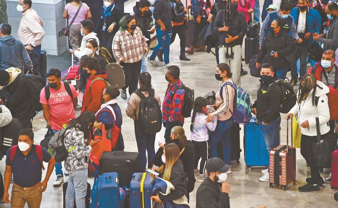 En el aeropuerto capitalino varias personas se aglomeraron a la espera de saber qué pasó con sus vuelos cancelados. Foto: Hugo García/ EL UNIVERSAL