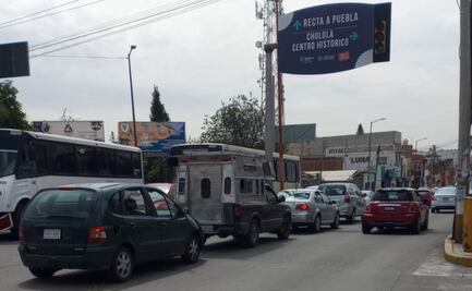 Caos y largas filas por nuevo semáforo en la Recta a Cholula
