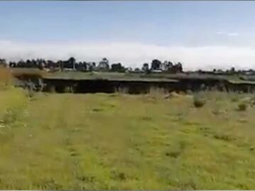 Así se ve el socavón de cerca: sujeto burla seguridad y llega hasta la orilla