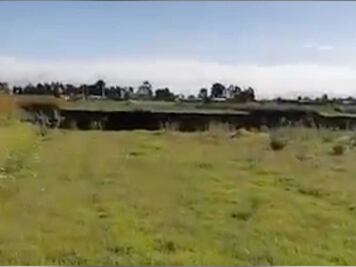 Así se ve el socavón de cerca: sujeto burla seguridad y llega hasta la orilla