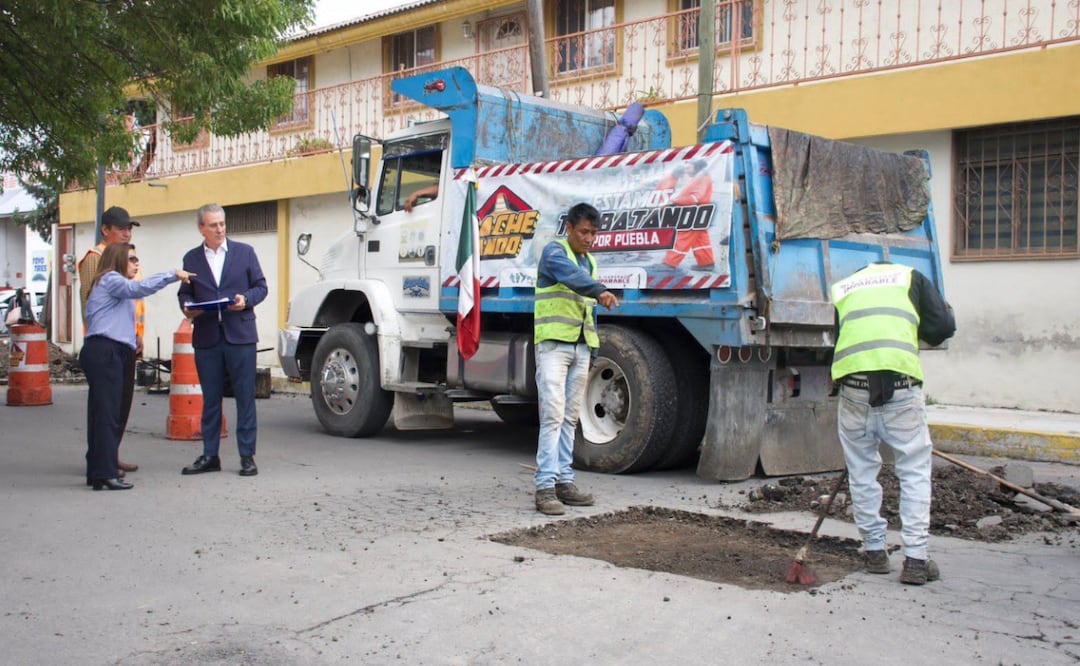 Campaña Bacheando Puebla: van 232 mil baches tapados en la capital de enero a la fecha | Foto: Ayuntamiento de Puebla.