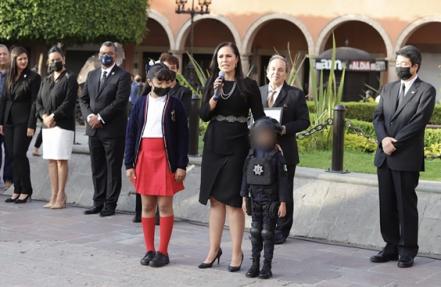 Tras polémica de prestar armas a menores en Guanajuato, ahora en León, visten a niña de antimotín para evento de alcaldesa