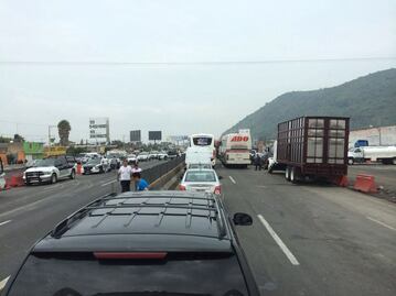 Largas filas en la autopista México-Puebla; continúa cierre por accidente en Arco Norte
