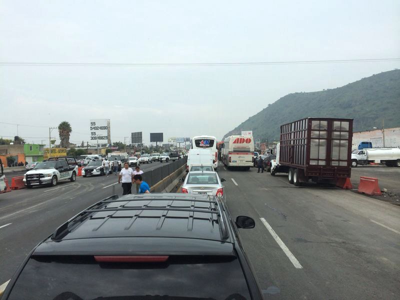 Largas filas en la autopista México-Puebla; continúa cierre por accidente en Arco Norte