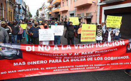 Marchan en calles de Puebla en contra de la verificación vehicular